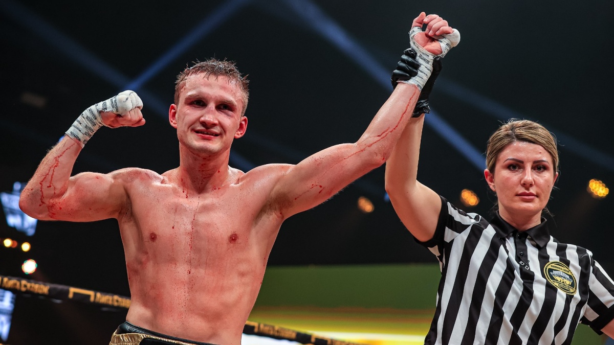 Putin vyznamenal boxera, který pokousal soupeře. Kousej je dál, ať se bojí, řekl mu