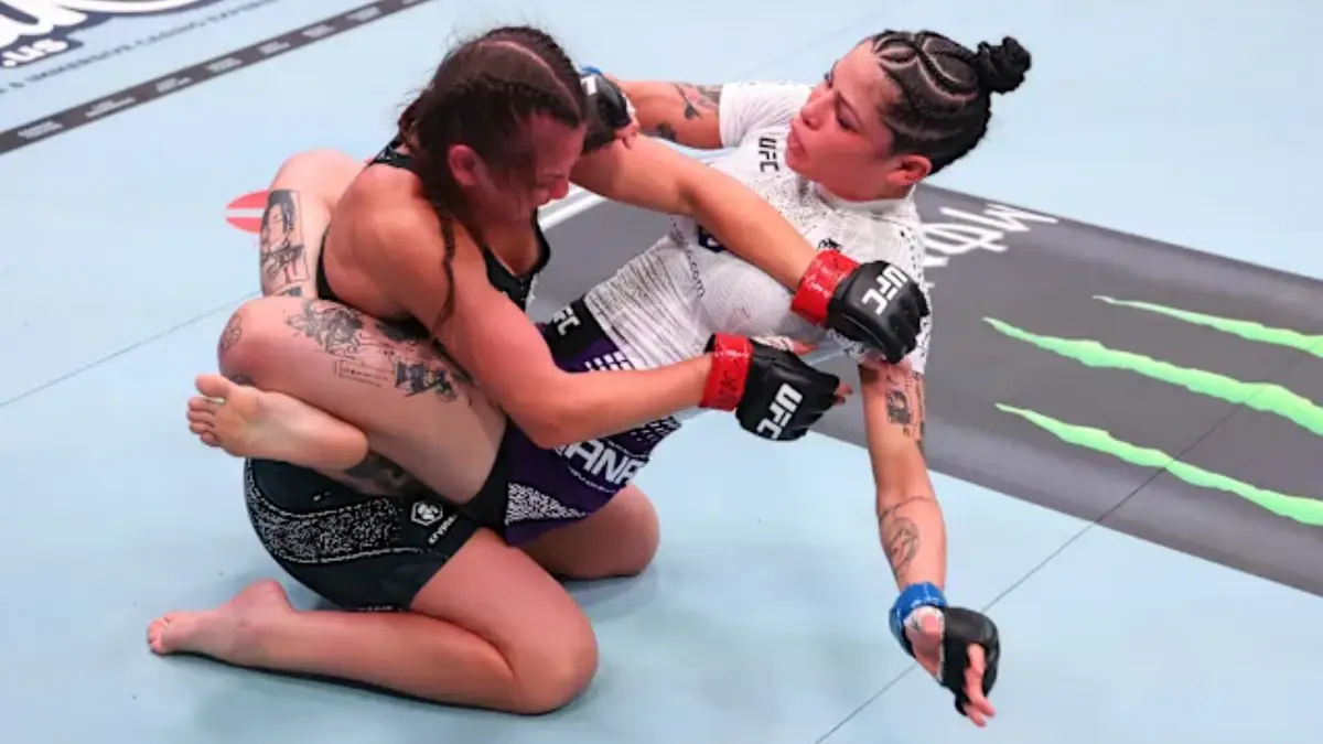 Zápasnice z UFC se naučila chvat z Instagramu a zapsala se do historie. Soupeřka křičela bolestí