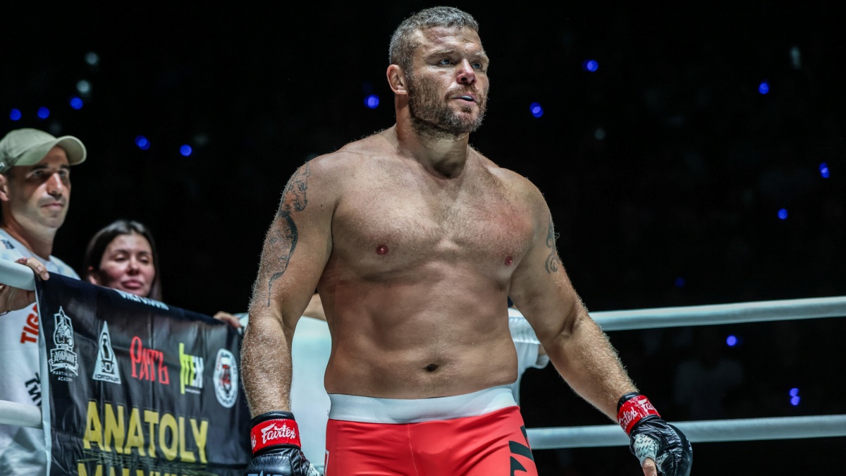 Rus knokautoval děsivého obra a ukončil kariéru jako šampion organizace ONE ve třech vahách