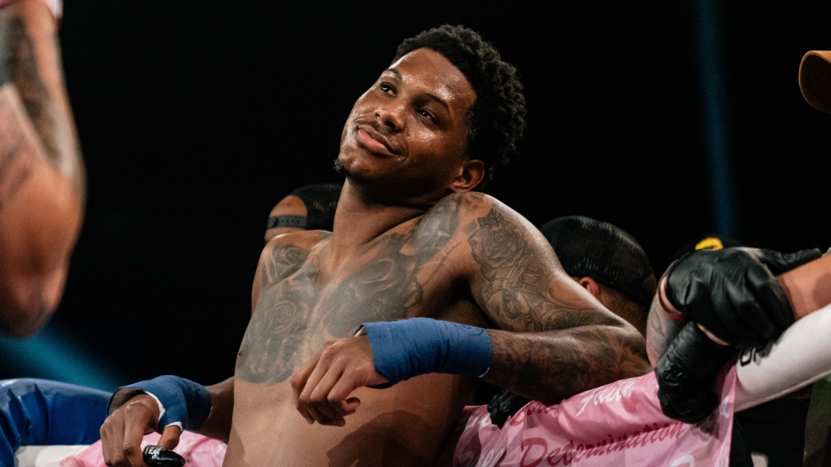Boxer se v ringu nudil. Mezi koly hrál s trenérem šachy, pak Bryce Henry rozpoutal peklo