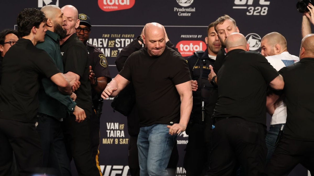 UFC 328: Chimaev při staredownu kopl Stricklanda. Na pódiu vypukl chaos, šampiona muselo držet pět členů ochranky