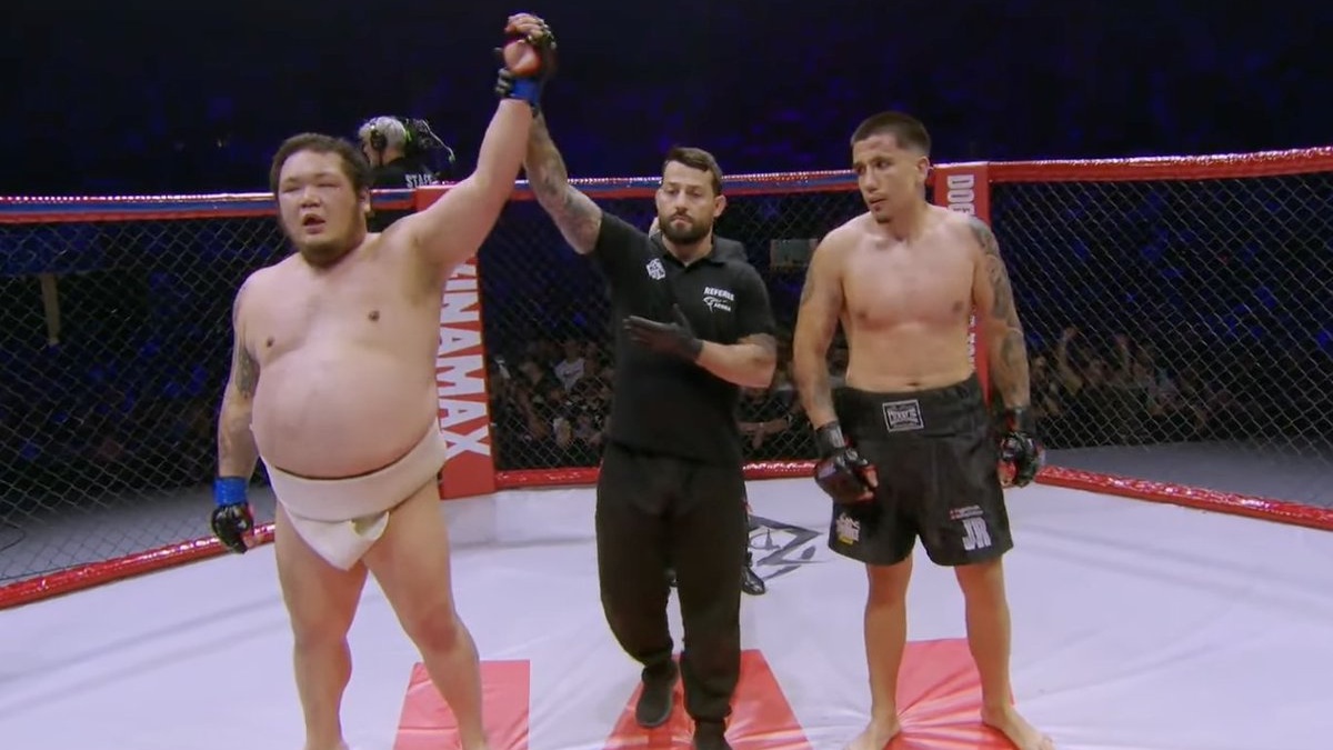 Boxer s bilancí 5:0 dostal lekci od legendy sumo. V kleci marně utíkal před 150 kily živé váhy