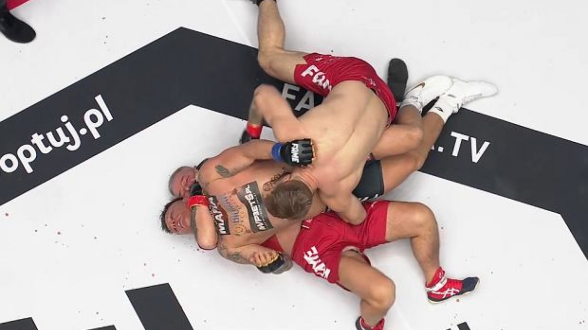 Bizár v polské kleci MMA: Šedesátiletý otec se synem dali protivníkovi nakládačku