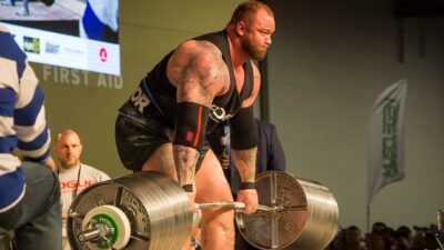 Vytáhl metr a umlčel pochybnosti. Největší silák světa si nechal změřil bicepsy