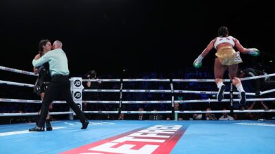 Skvělý rozhodčí zastavil boxerský zápas na poslední chvíli. Stačila vteřina navíc a mohlo být zle