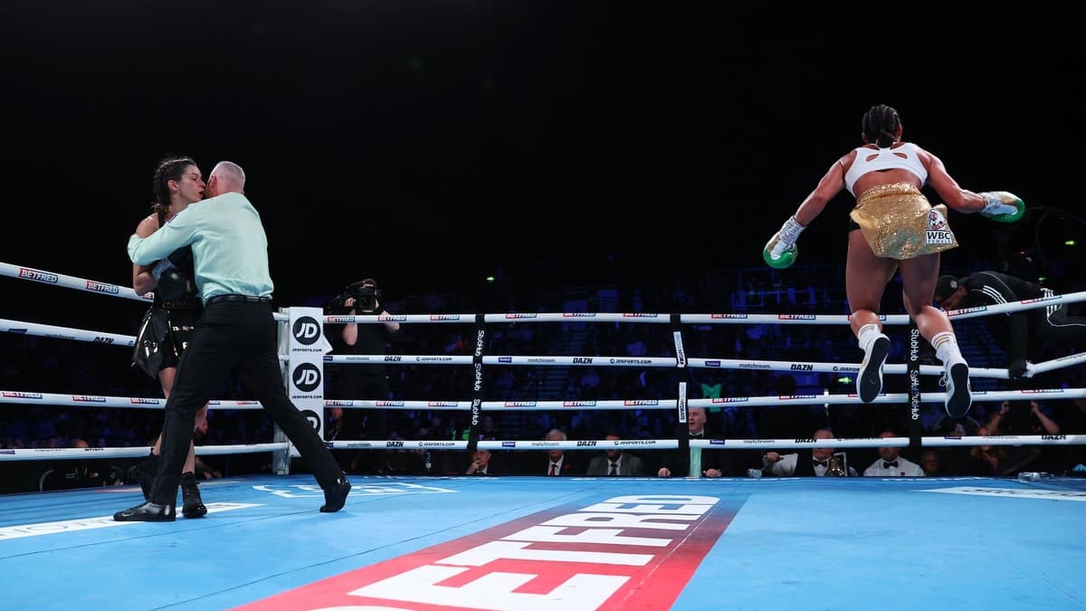 Skvělý rozhodčí zastavil boxerský zápas na poslední chvíli. Stačila vteřina navíc a mohlo být zle