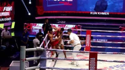 Rozhodčí neznal pravidla a nezastavil škrcení včas. MMA zápas mohl skončit tragédií
