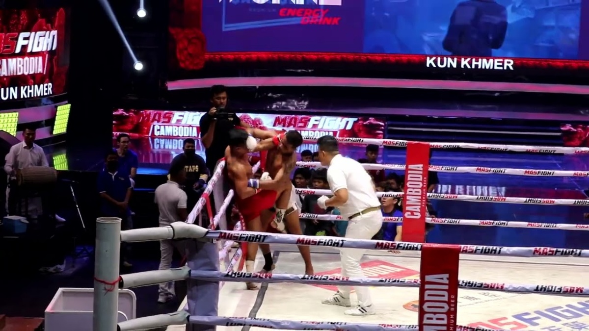 Rozhodčí neznal pravidla a nezastavil škrcení včas. MMA zápas mohl skončit tragédií