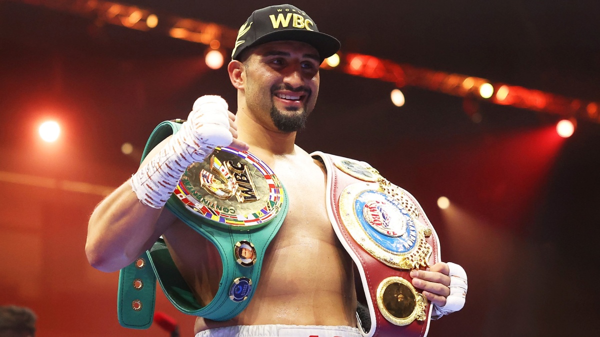 Stal se šampionem bez jediného úderu. Usyk uvolnil pás WBC a Kabayel se po letech čekání dočkal titulu