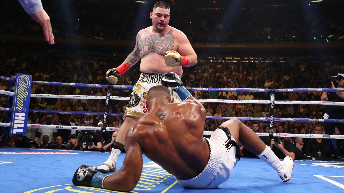 Sparing boxerského obra s polovičním youtuberem nedopadl dobře. Skončil tvrdou ranou na čelist