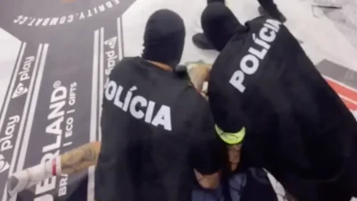 Bizár v slovenské kleci. Bojovníka odvedli zakuklenci v poutech, policie se od zásahu distancovala