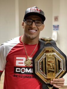 Každý šampion UFC měl jinou cestu za pásem. Správně ji k bojovníkovi přiřadí jen hrstka skutečných znalců MMA