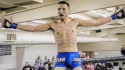 Opilec v letadle napadl cestujícího a snažil se otevřít dveře ve výšce 10 km. Na palubě seděl zápasník s černým pásem v BJJ