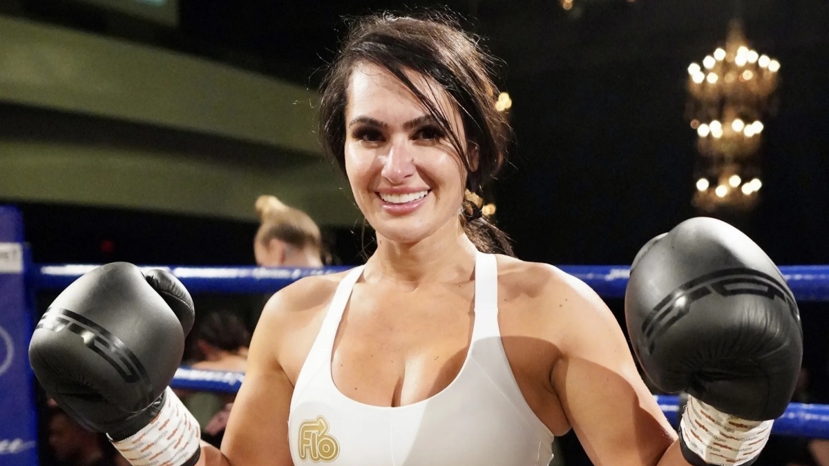 Na vážení řádila nahoře bez. Z ringu si pak vnadná boxerka odnesla výhru