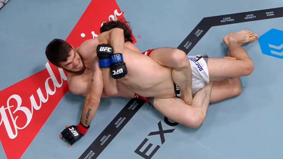Soupeř se k němu otočil zády a během několika sekund křičel bolestí. Bojovník použil techniku, kterou před ním v UFC zvládli jen tři lidé