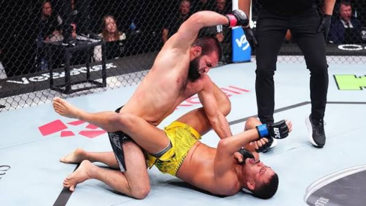 Zápasník na UFC v Baku pokousal soupeře. Rozhodčí stál metr od něj a nezakročil