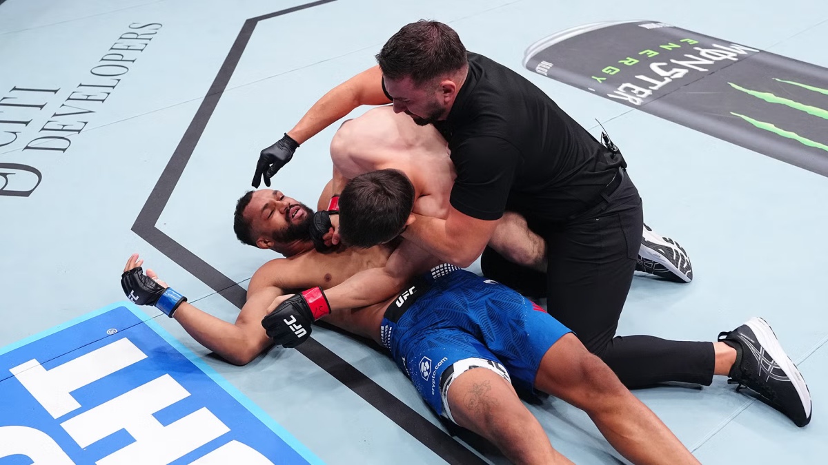 8 sekund a Walker ležel na zemi. Jachjajev zapsal sedmé nejrychlejší KO v historii UFC