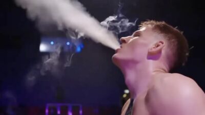 Soupeře ukončil a v kleci si zapálil joint. Polák předvedl bizarní oslavu