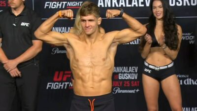 Kop mu vystřelil chránič z úst. Záběry z debutu Poláka v UFC obíhají sítě