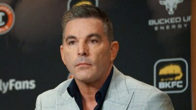 Bojovník při staredownu málem shodil soupeře z pódia. Šéf BKFC ho seřval jako malého kluka