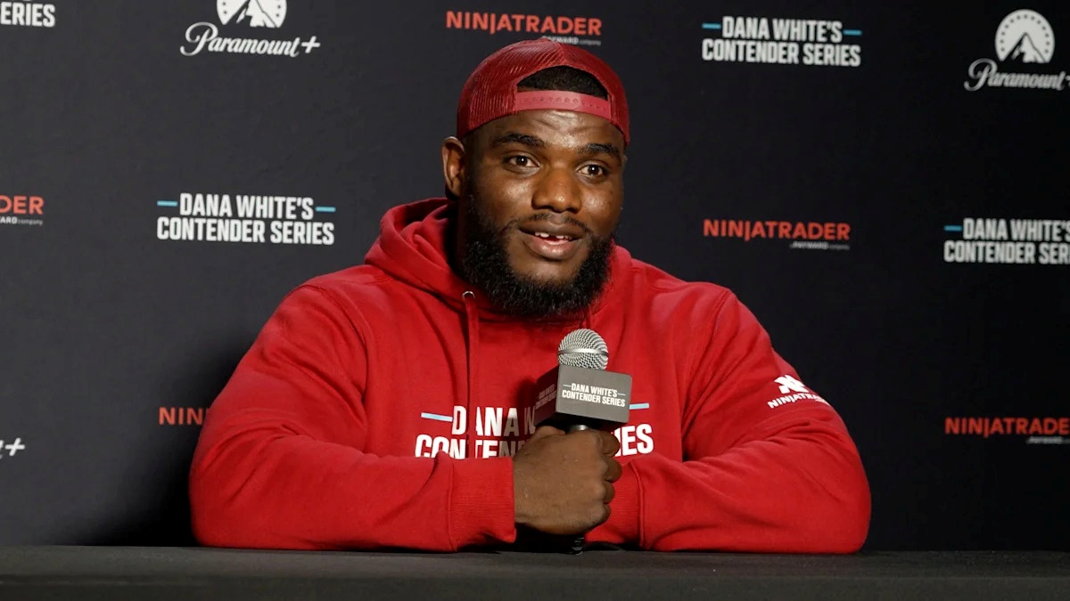 Bývalý hráč NFL při debutu v UFC uspal soupeře