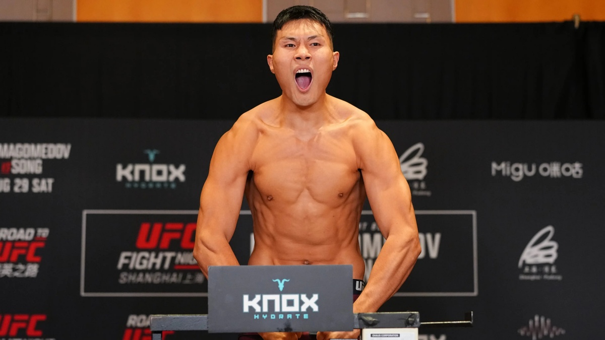 Číňan zvládl divokou přestřelku. Při debutu v UFC soupeře tvrdě knokautoval