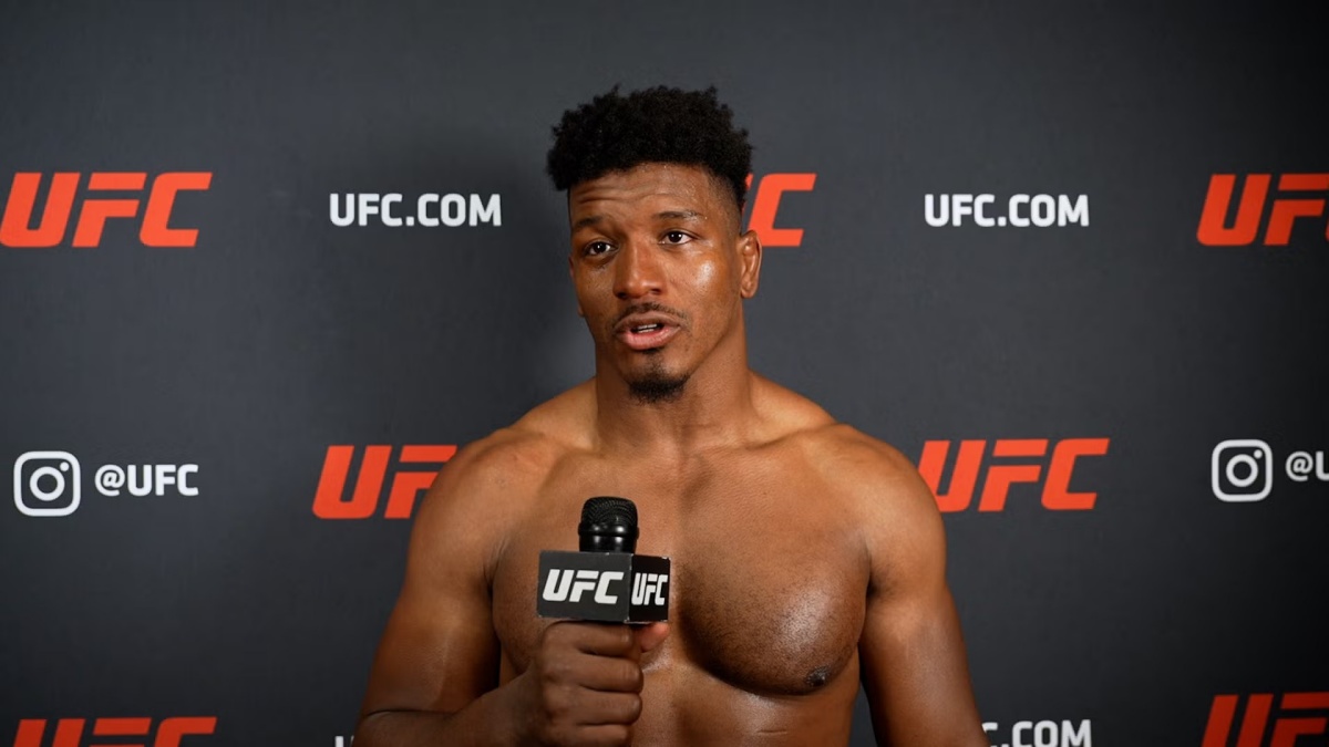 Menifield bojoval s kostí trčící z palce. Na UFC 331 přesto vyhrál