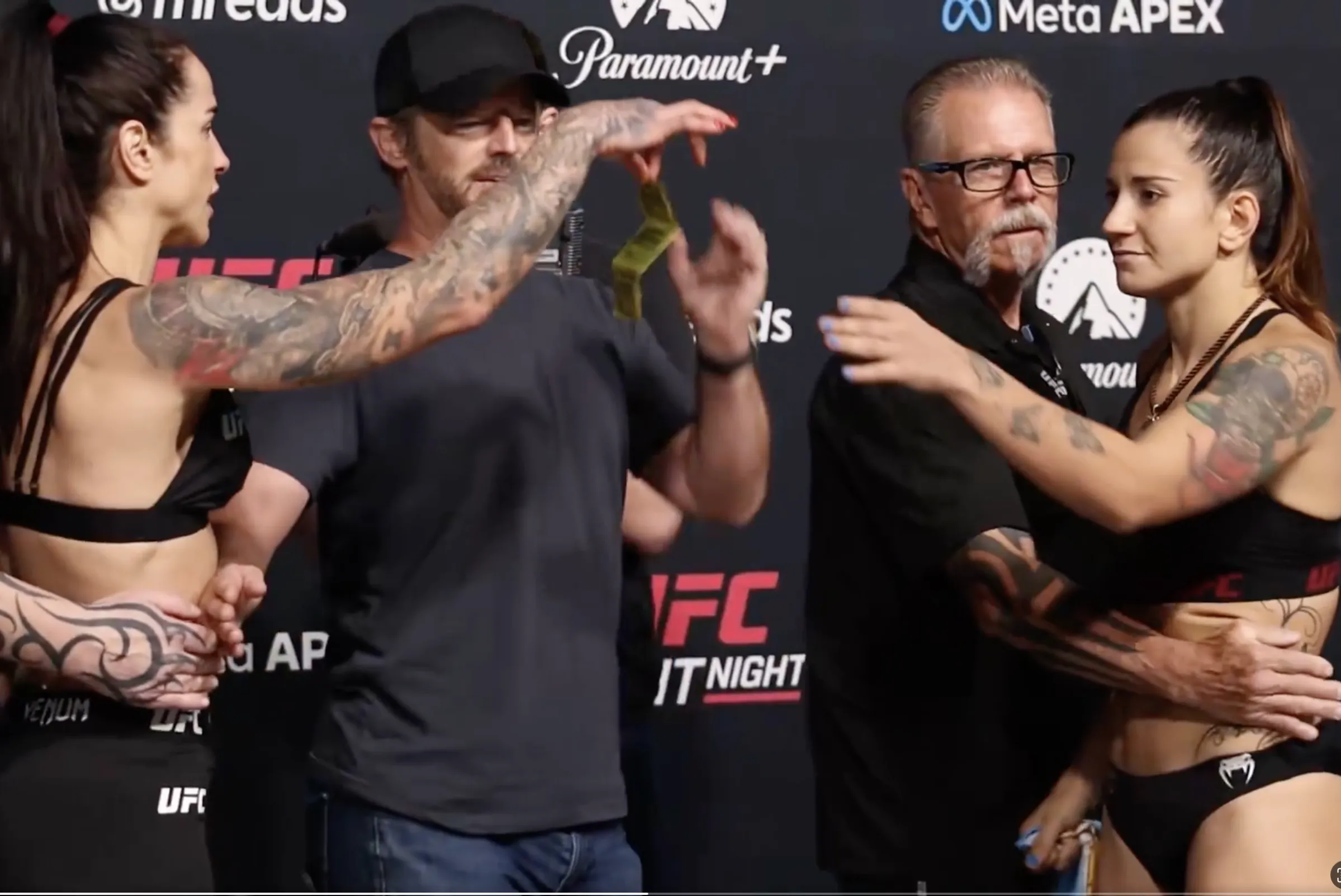Bizarní staredown v UFC. Bojovnice házela po soupeřce kondomy a peníze