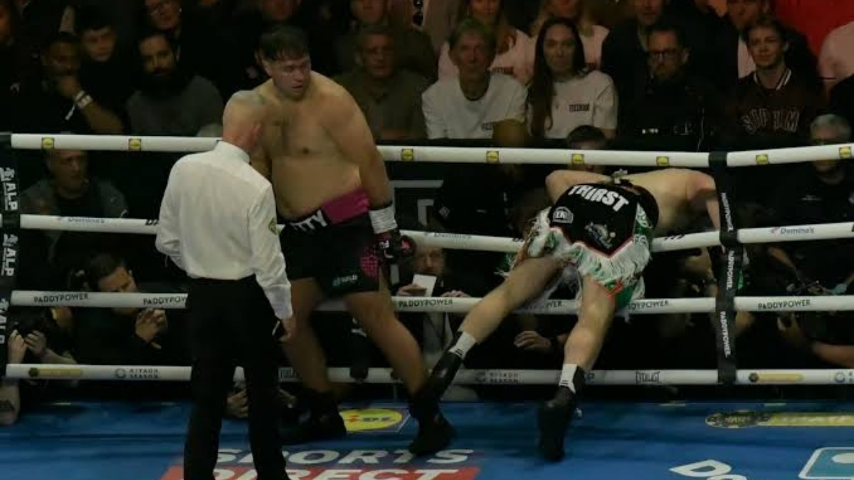 Bizarní konec zápasu. Boxer proletěl mezi provazy a ustlal si na podlaze