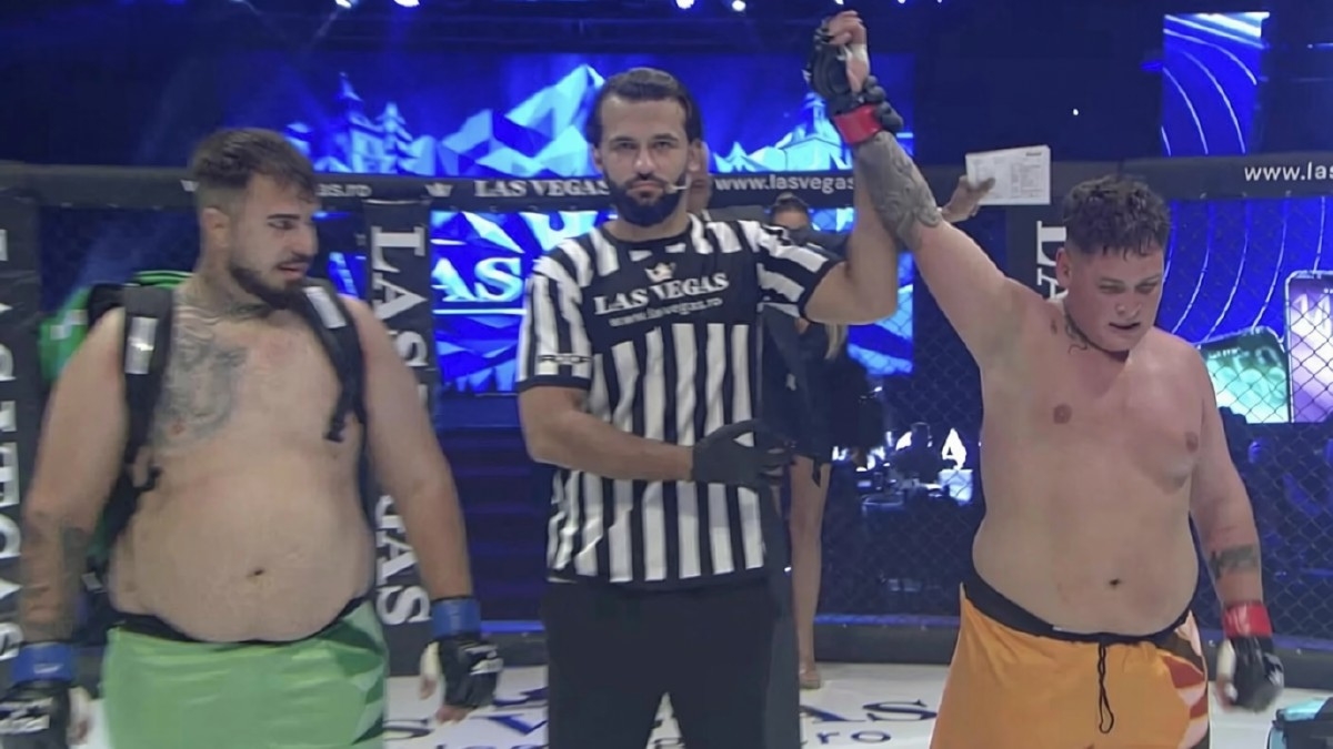 Wolt vs. Uber v kleci. Kurýři se v kleci MMA mlátili s batohy na zádech