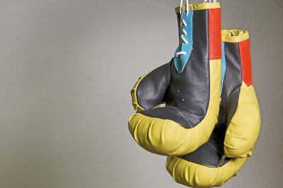 Boxer těžké váhy zemřel ve 40 letech. Měl 36 výher, přezdívku ruský Tyson a záhadné zranění